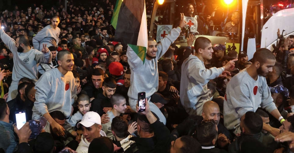 Israel releases Palestinian prisoners after delay over chaotic hostage handover
