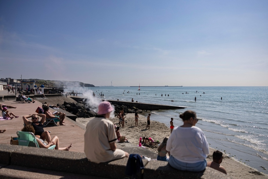 Sur la Côte d'Opale, le drame migratoire se mêle aux touristes