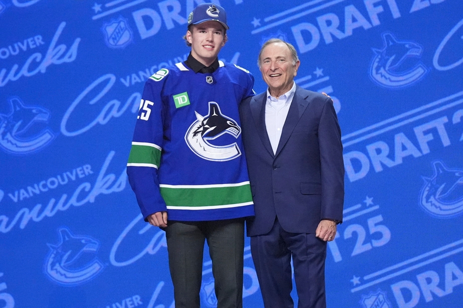 Braeden Cootes signe son contrat de recrue avec les Canucks de Vancouver