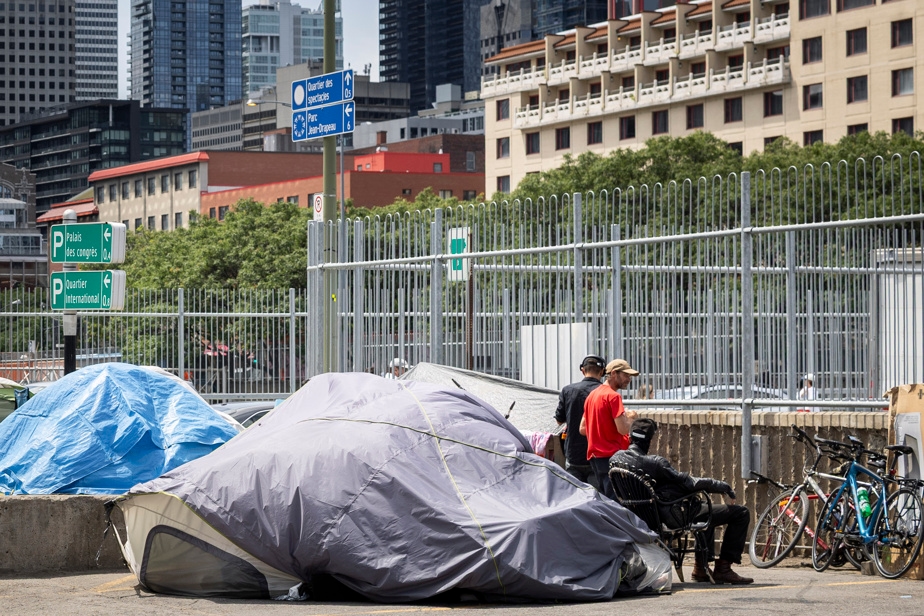 Des campements devant des refuges pleins à craquer