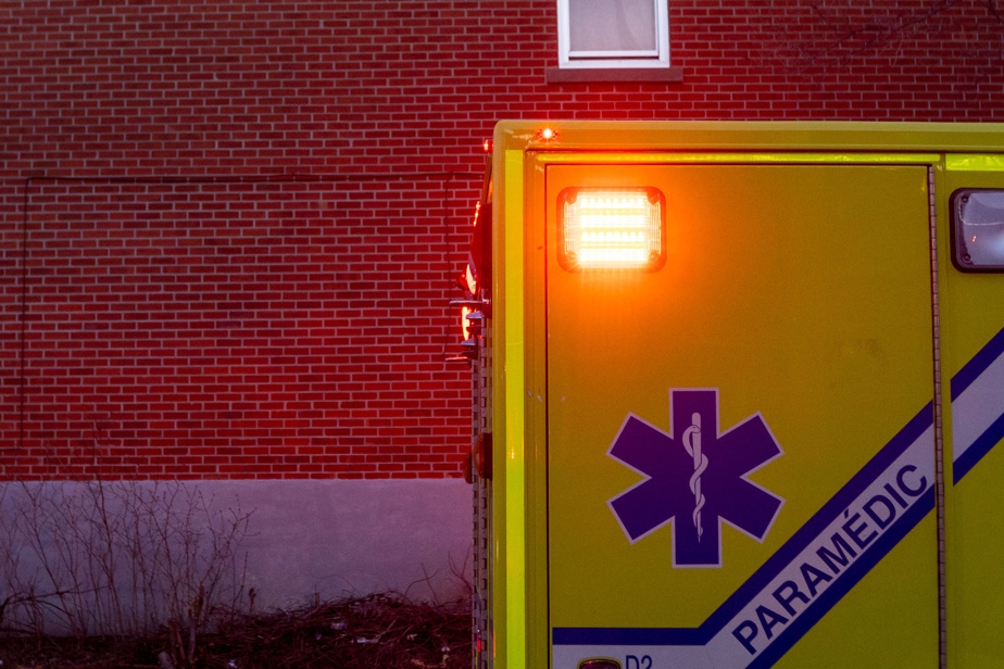 Un motocycliste meurt après une sortie de route