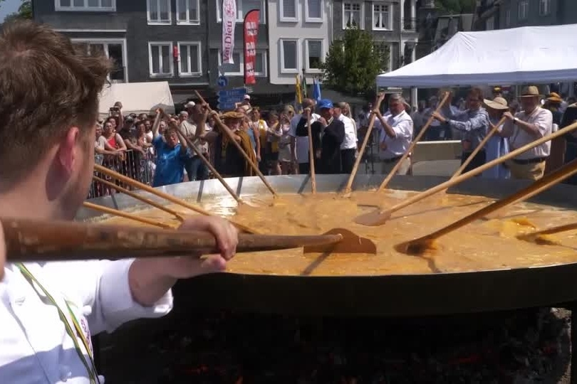 Une omelette géante régale une ville belge