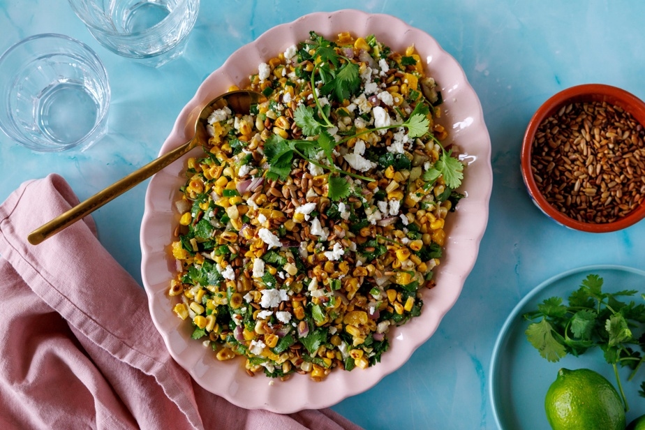 Déguster la saison avec une salade de maïs à la mexicaine