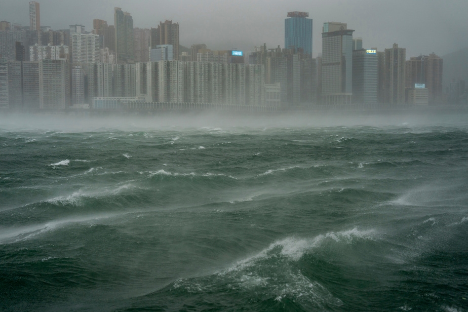 Hong Kong frappé par des vents puissants et de fortes pluies