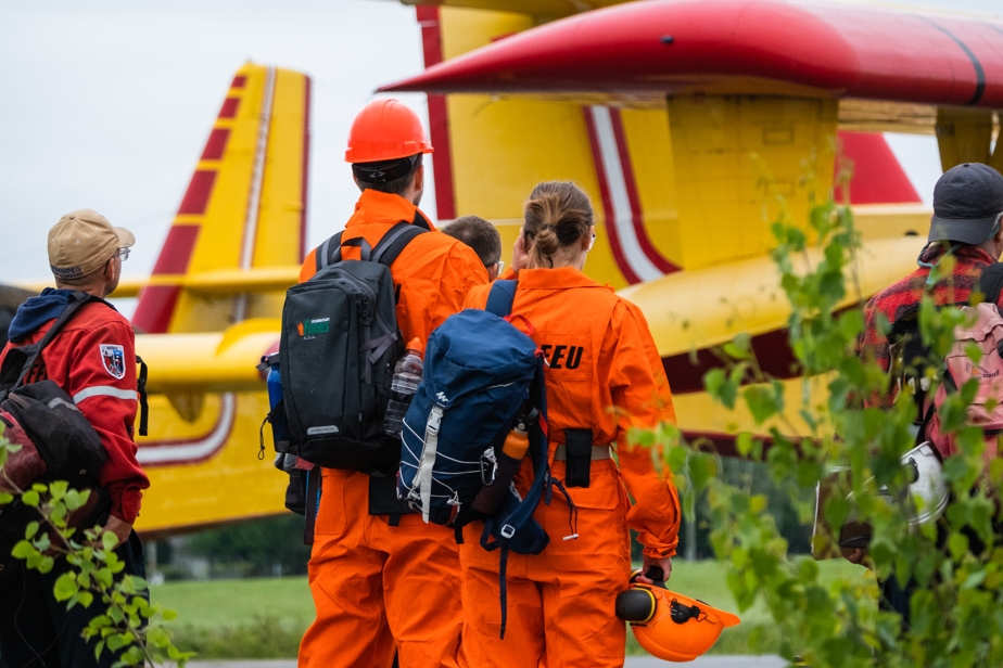 Cent pompiers forestiers du Québec seront déployés au Manitoba et en Saskatchewan