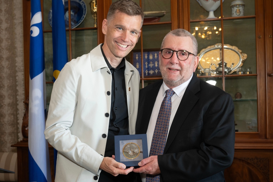 Régis Labeaume reçoit une médaille et écorche la CAQ