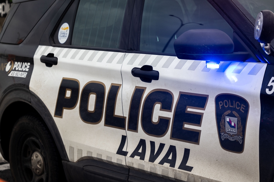 Un véhicule emboutit une banque et prend feu