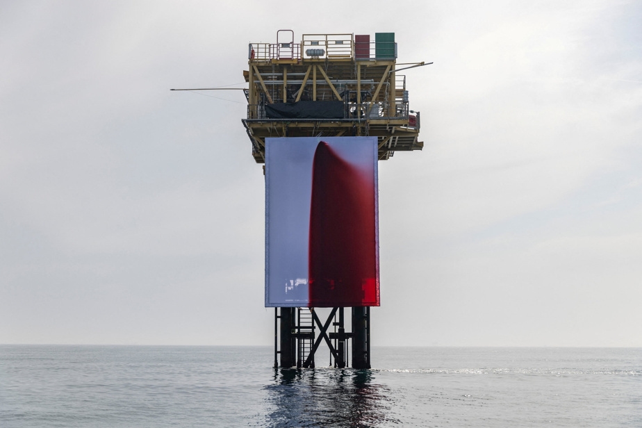 Greenpeace déploie une toile géante sur une plateforme gazière