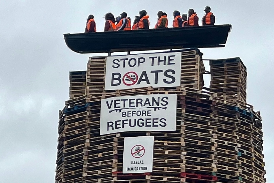 Des mannequins représentant des migrants installés sur un bûcher