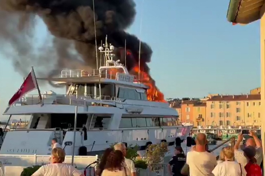 Un superyacht en feu dans le port de Saint-Tropez