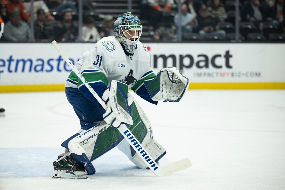 Les Canucks envoient le gardien Arturs Silovs aux Penguins