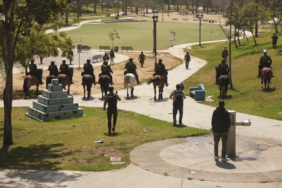 « Démonstration de force » des agents d'immigration dans un parc presque vide