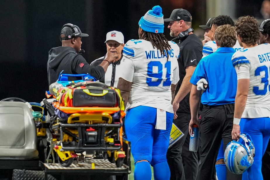 Morice Norris, des Lions, quitte en ambulance lors d'un match contre les Falcons