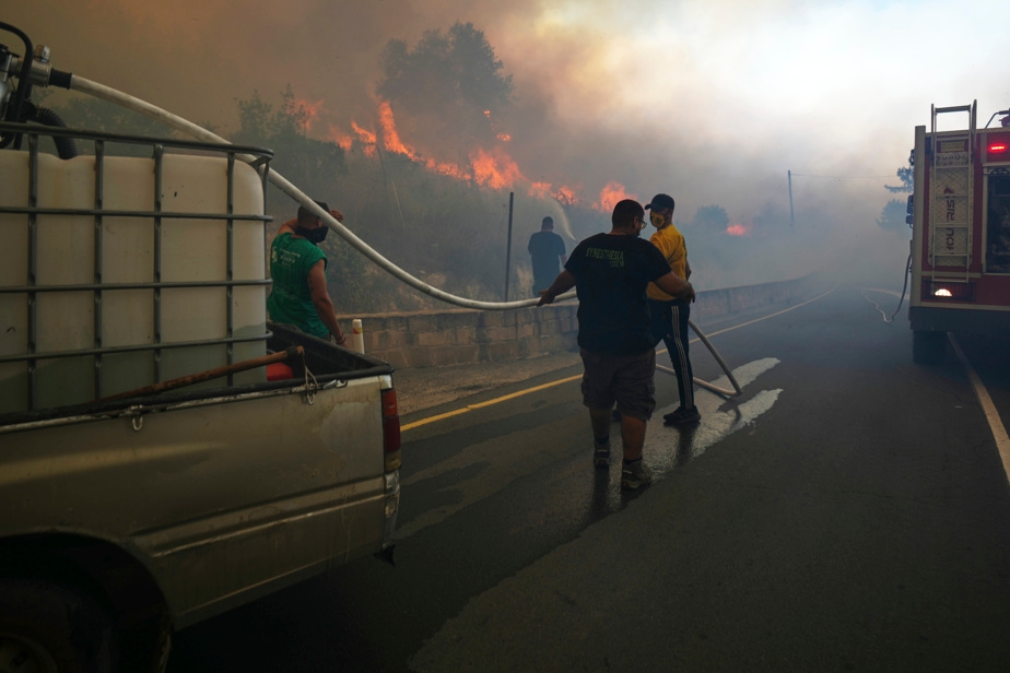Deux morts dans un incendie de forêt attisé par la chaleur