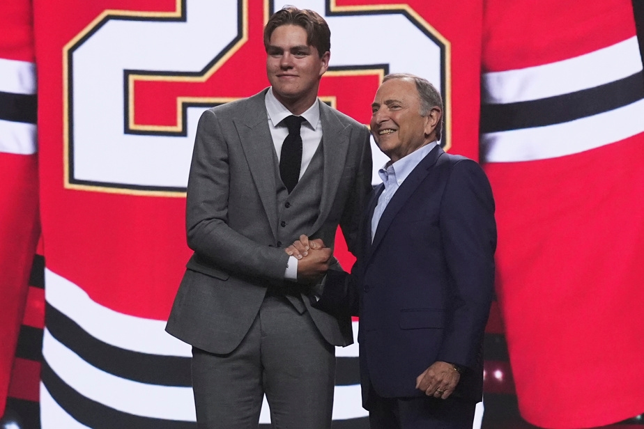 Anton Frondell signe son contrat d'entrée avec les Blackhawks