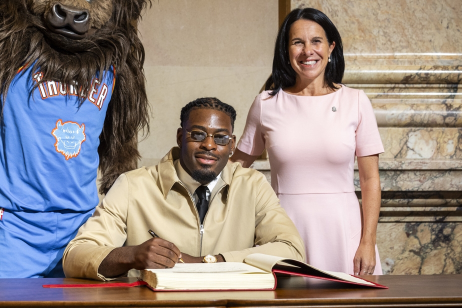 Luguentz Dort signe le Livre d'or de la Ville de Montréal
