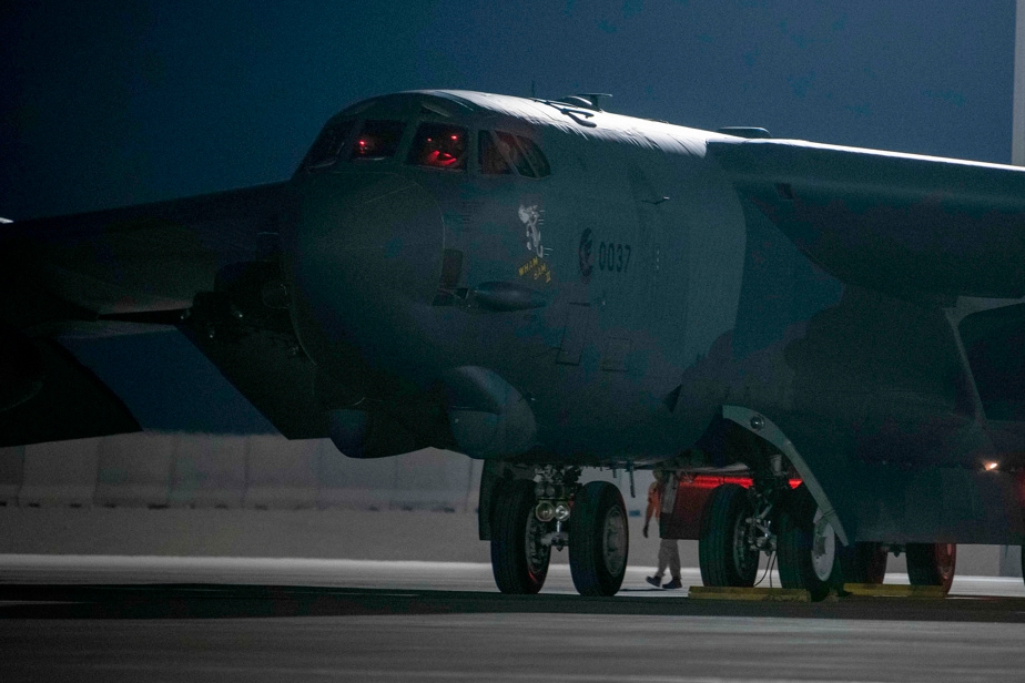 Un avion de ligne évite une collision avec un bombardier B-52