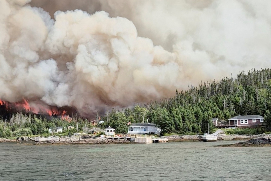 Les pompiers continuent de lutter contre les incendies de forêt