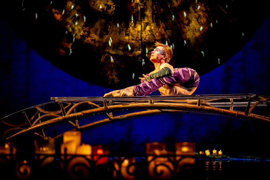 Le contorsionniste de Luzia tente d'établir un record Guinness