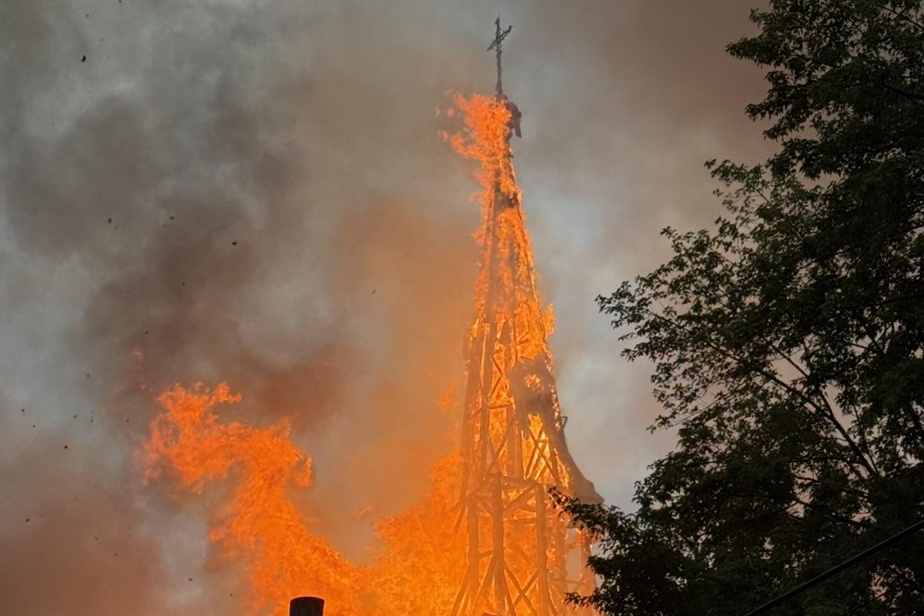 L'église de Saint-Ours en proie aux flammes