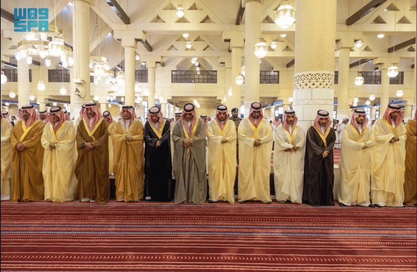 عشرات الأمراء والمسؤولين يؤدون صلاة الميت على هذا الأمير