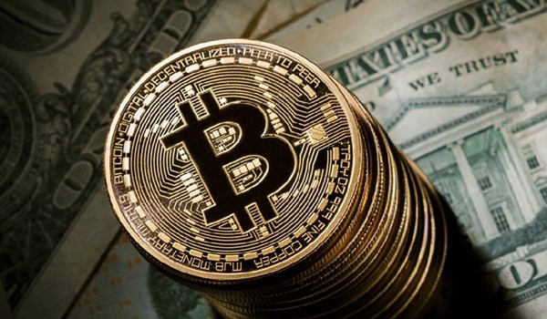 تراجع البتكوين وسط مخاوف التضخم وتحول الشركات للعملات المشفرة