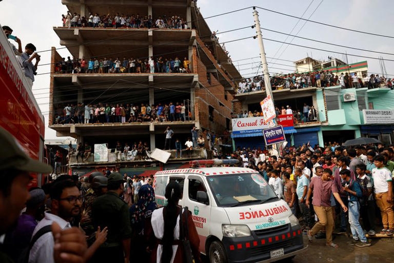مقتل 19 شخص على الأقل بعد تحطم طائرة تابعة لسلاح الجو البنغلاديشي في حرم جامعي