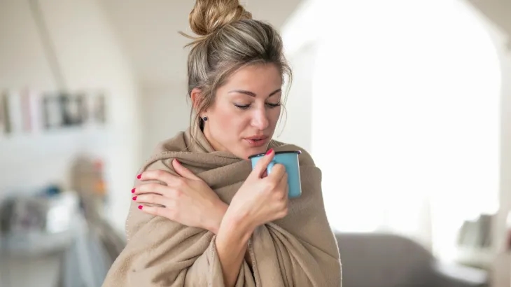 هل تشعر بالبرد بالطقس الحار؟.. أعراض خفية قد تشير لمشكلة أعمق