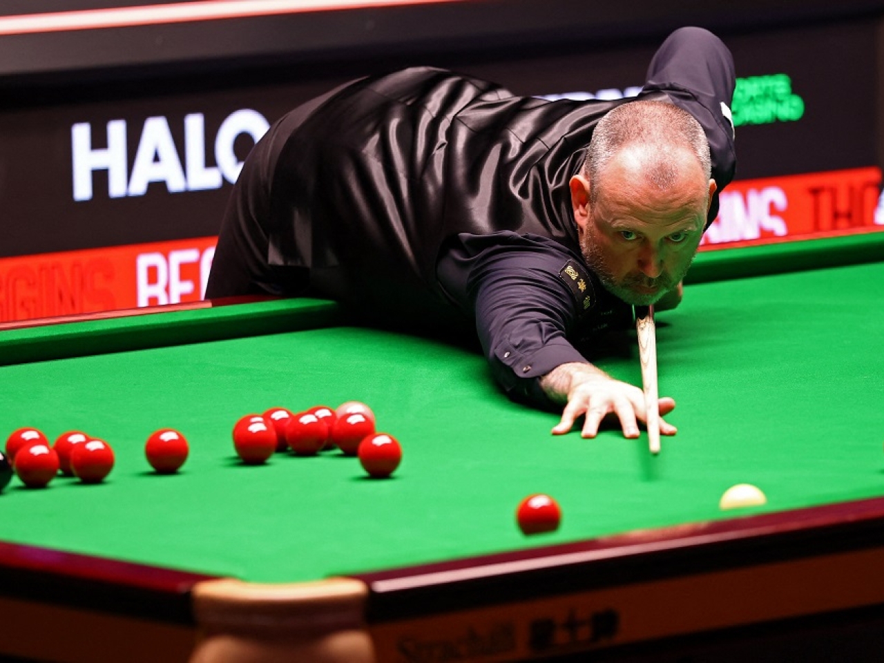 Williams edges Higgins to reach world snooker semis