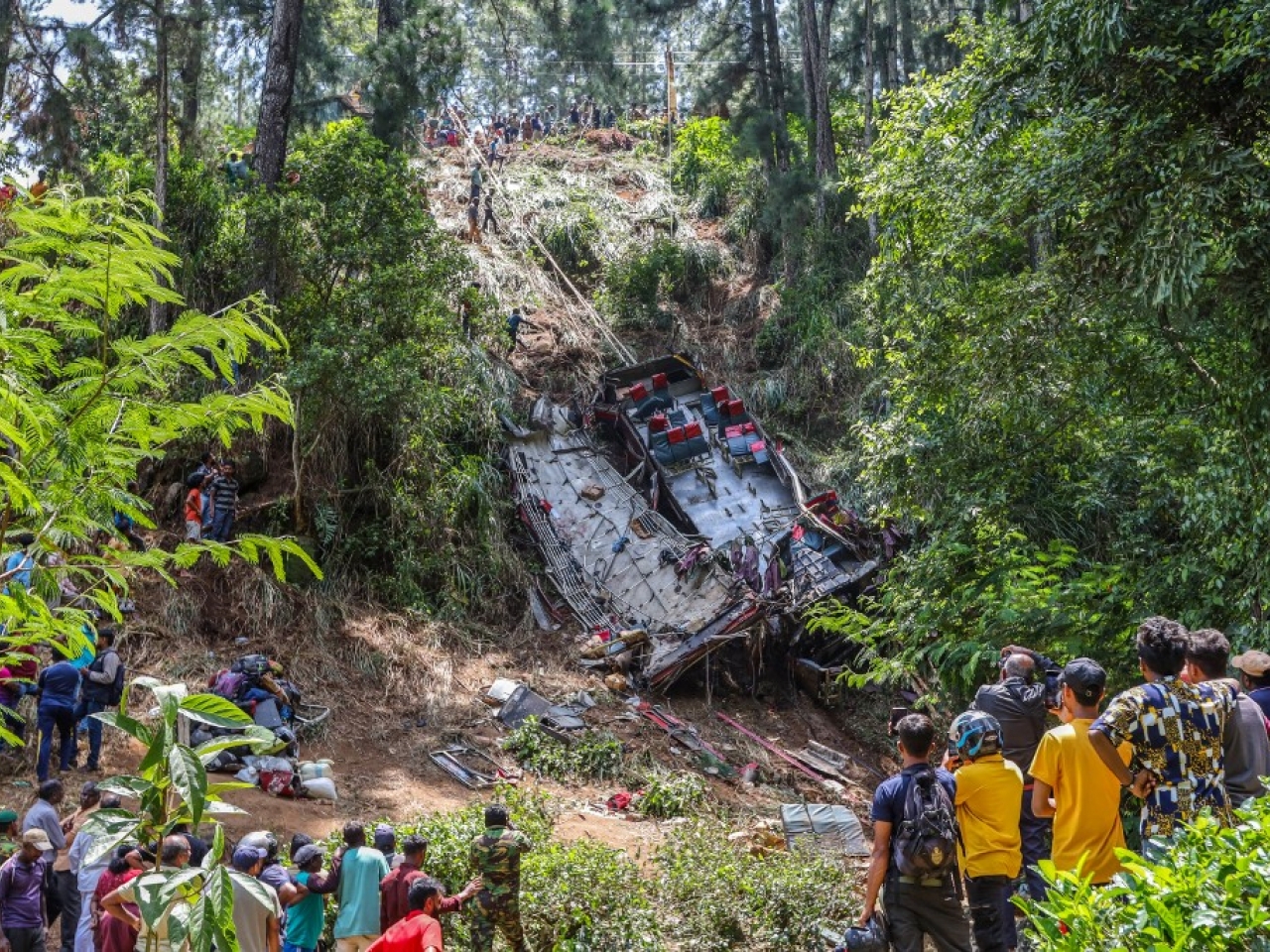 Bus carrying pilgrims crashes killing 21 in Sri Lanka