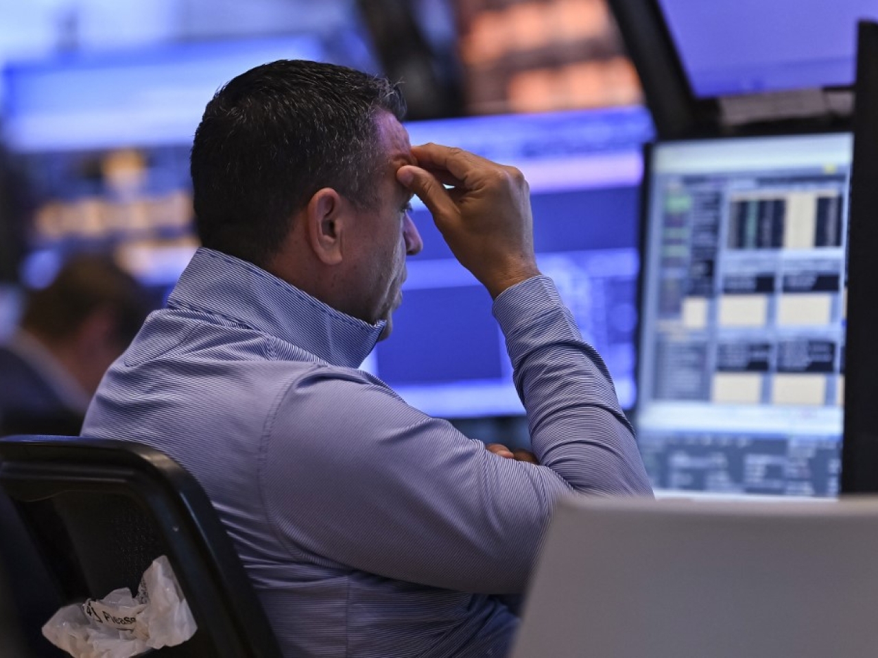 US stocks mostly rise ahead of retail sales data