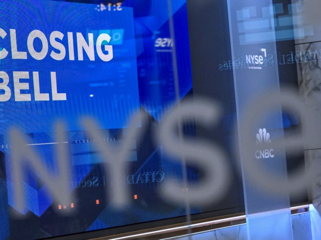 US stocks end mostly up after mixed data