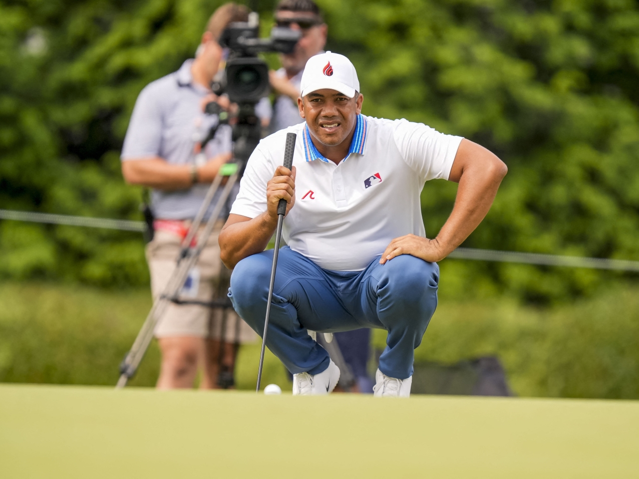 Vegas clings to PGA lead as rivals stay on his tail