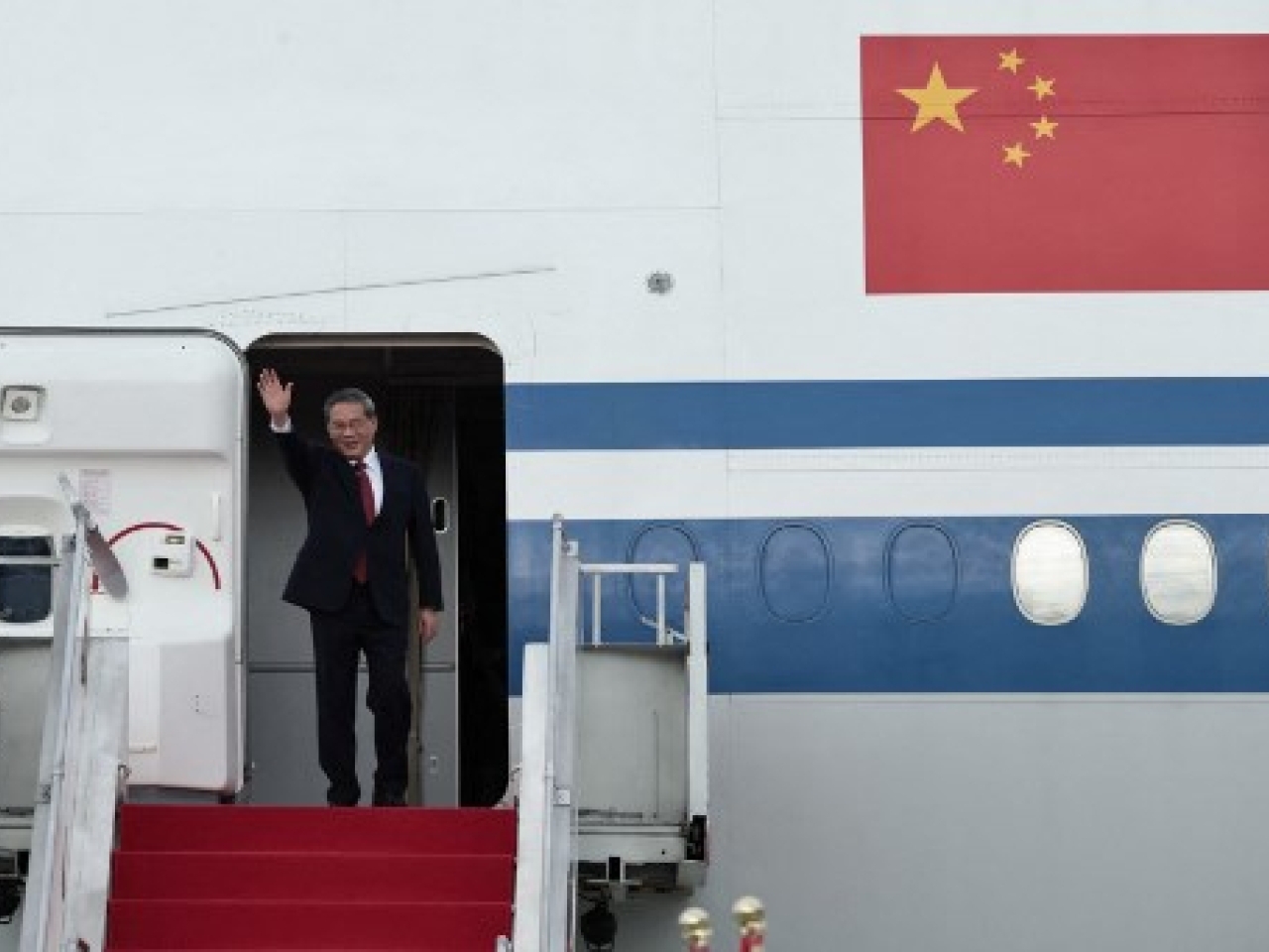 Premier Li arrives in Indonesia for official visit