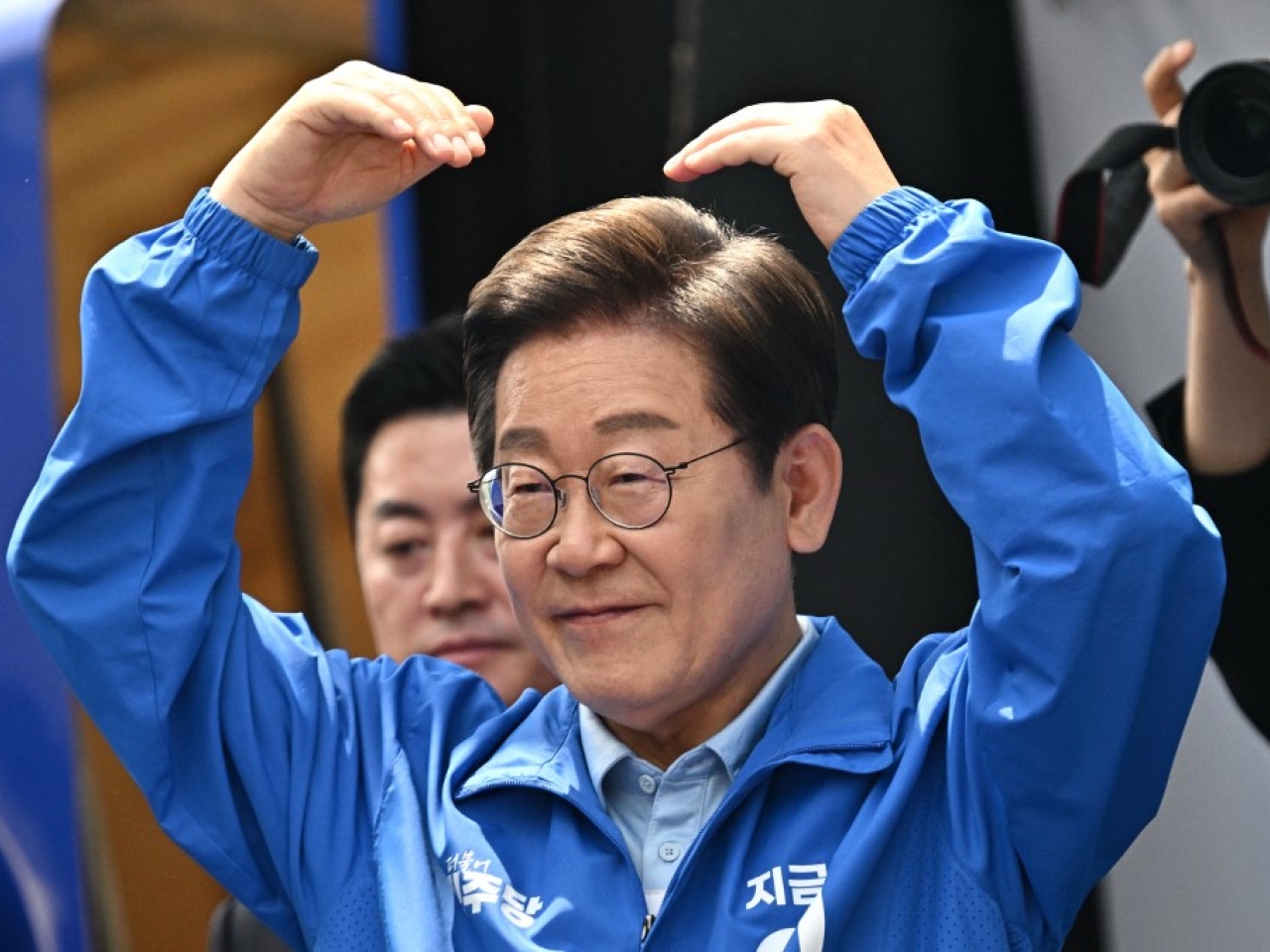 S Korean frontrunner vows to reach out to North