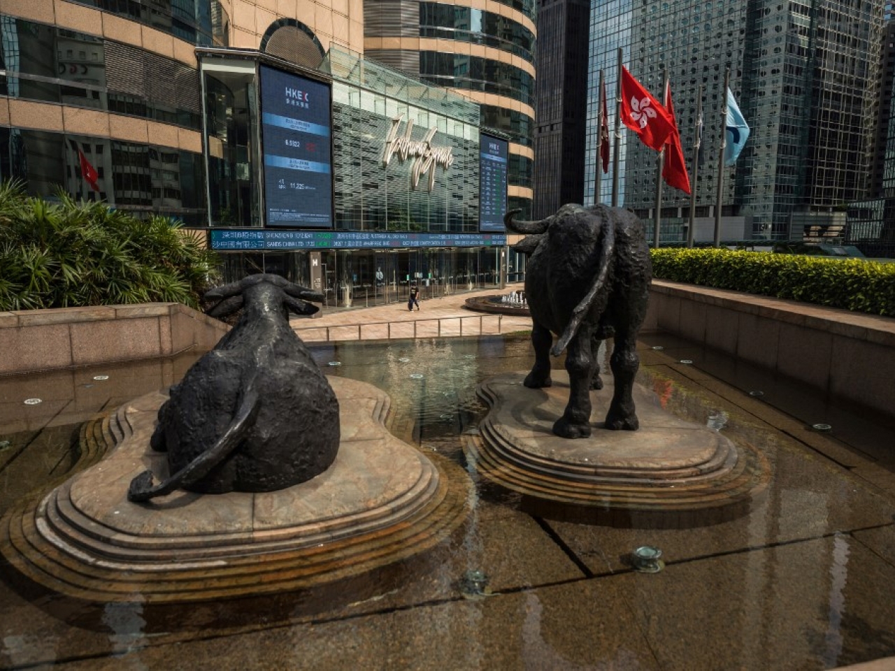 HK stocks creep up for day in mixed trade