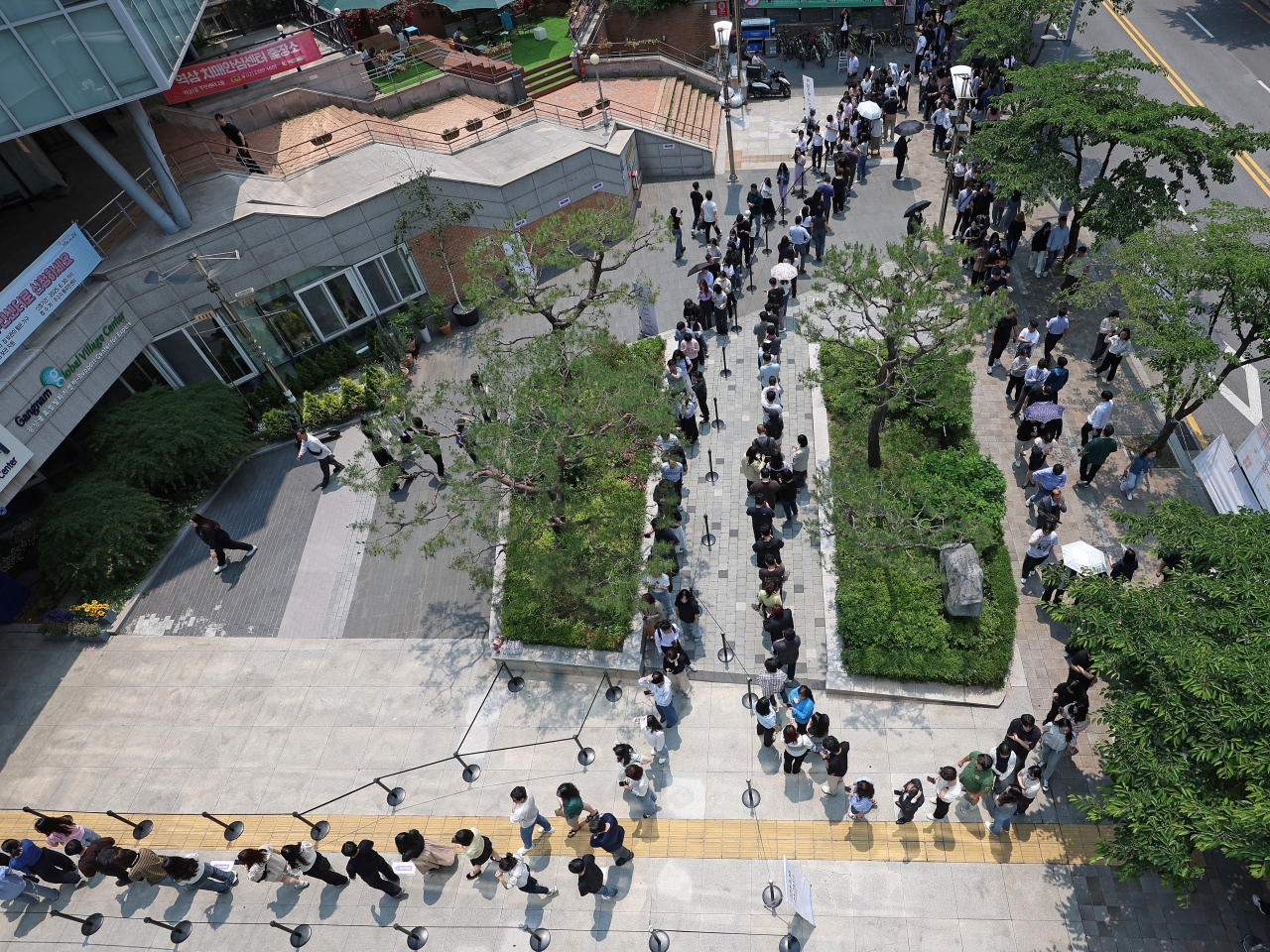 S Koreans turn out in strength for early voting