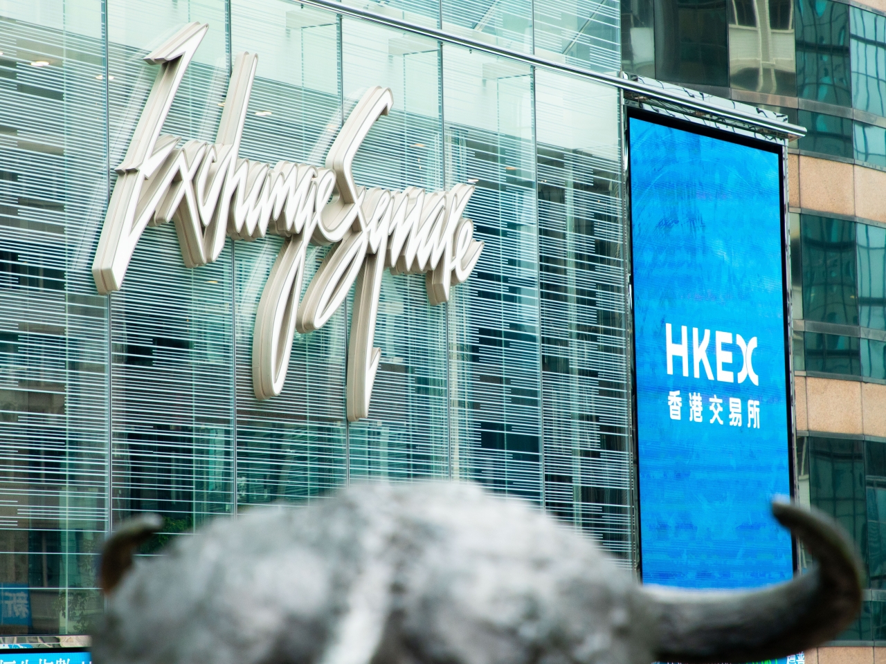 HK stocks end down amid tariff uncertainty in courts