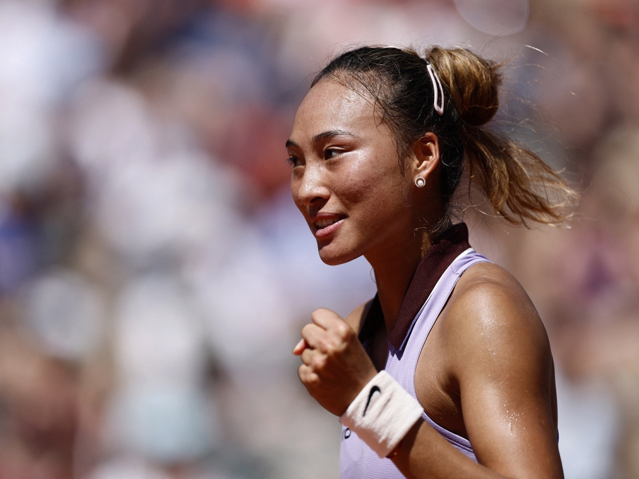 Zheng Qinwen battles into French Open last 16