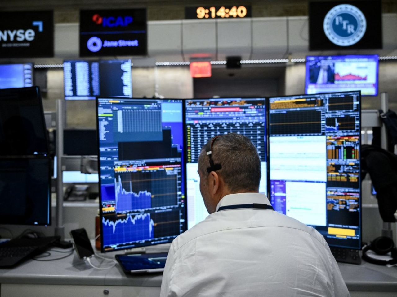 US stocks end mixed after Trump China comments