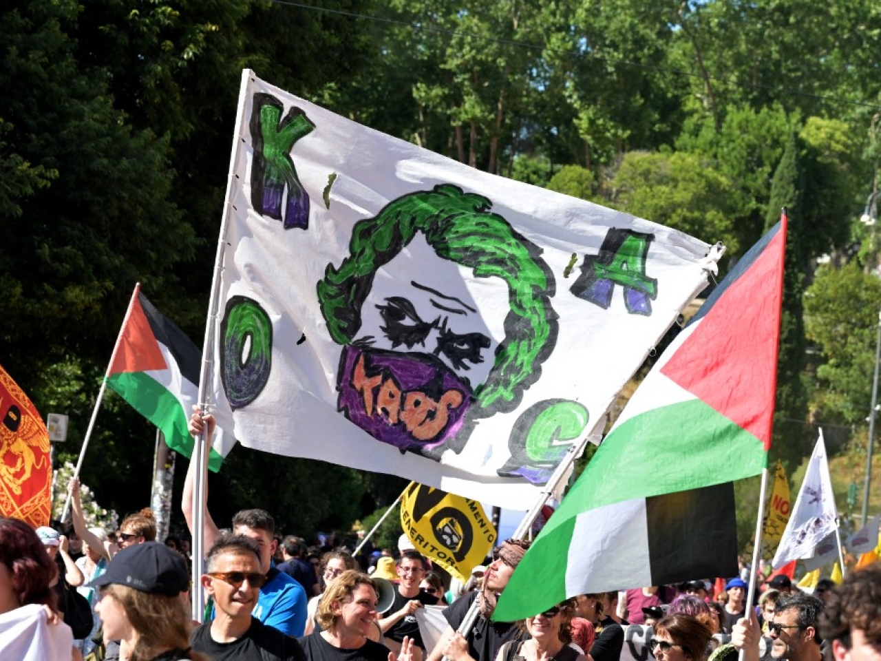 Thousands march in Rome against security law