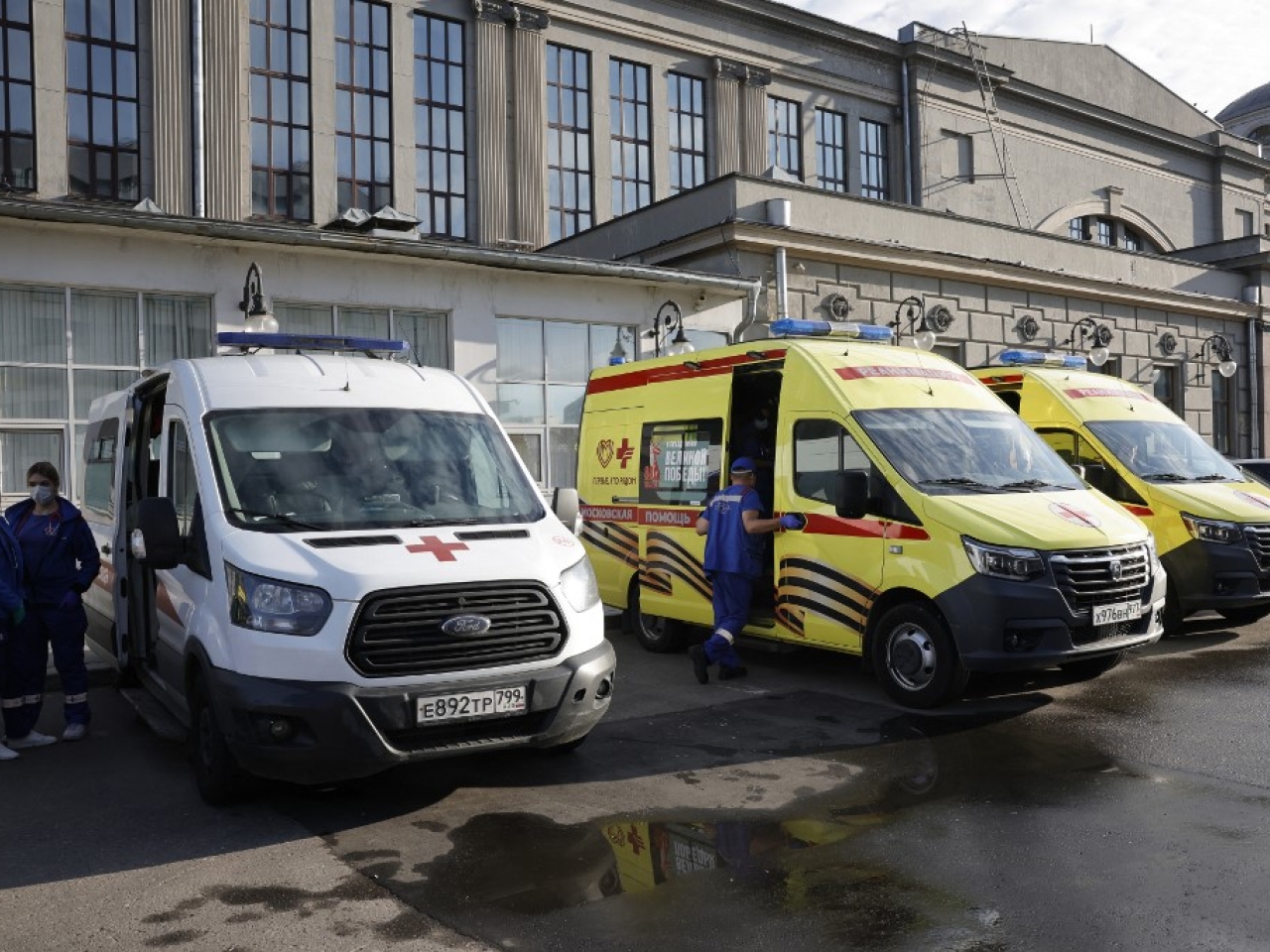 7 dead after Russian bridge collapses onto railway