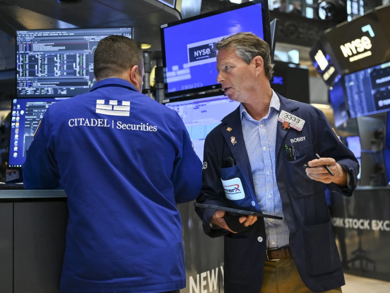 US stocks end higher in spite of higher tariffs