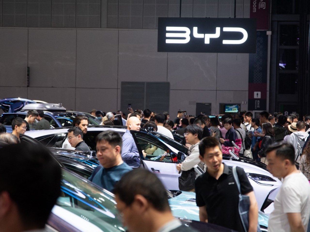 Chinese car dealers rue toll from price war