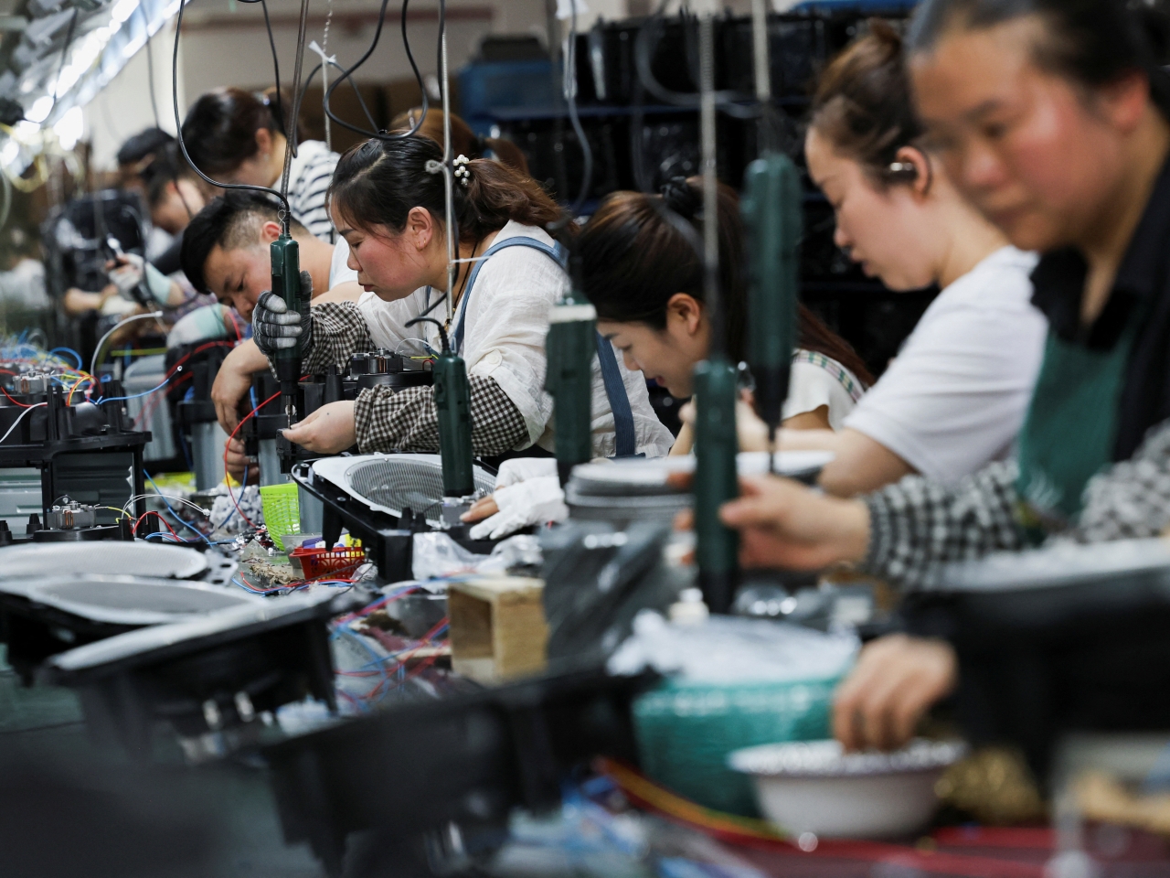Mainland factory activity hits 32-month low: survey