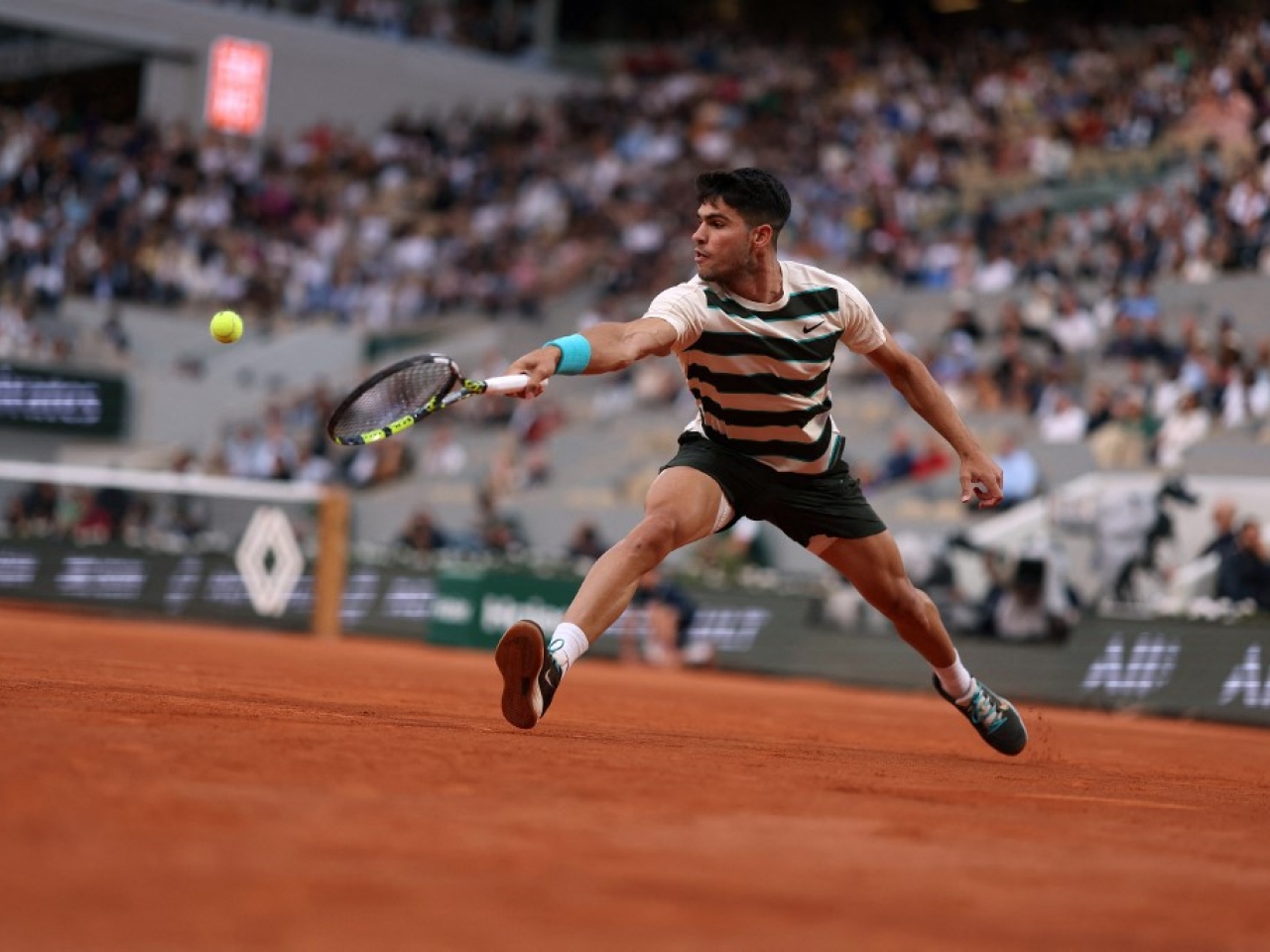'Amazing' Alcaraz cruises into French Open last four