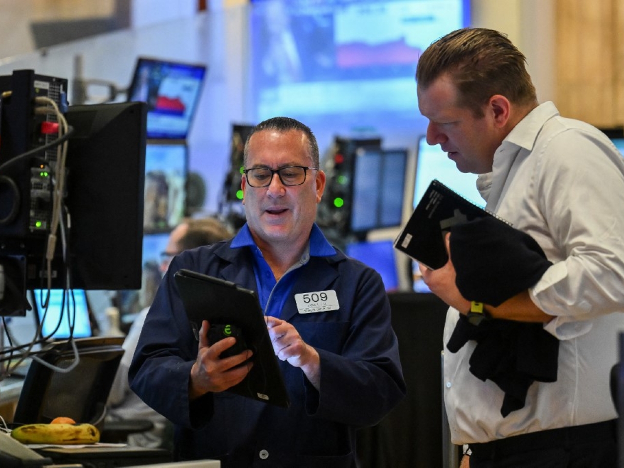 US stocks close higher on trade hopes