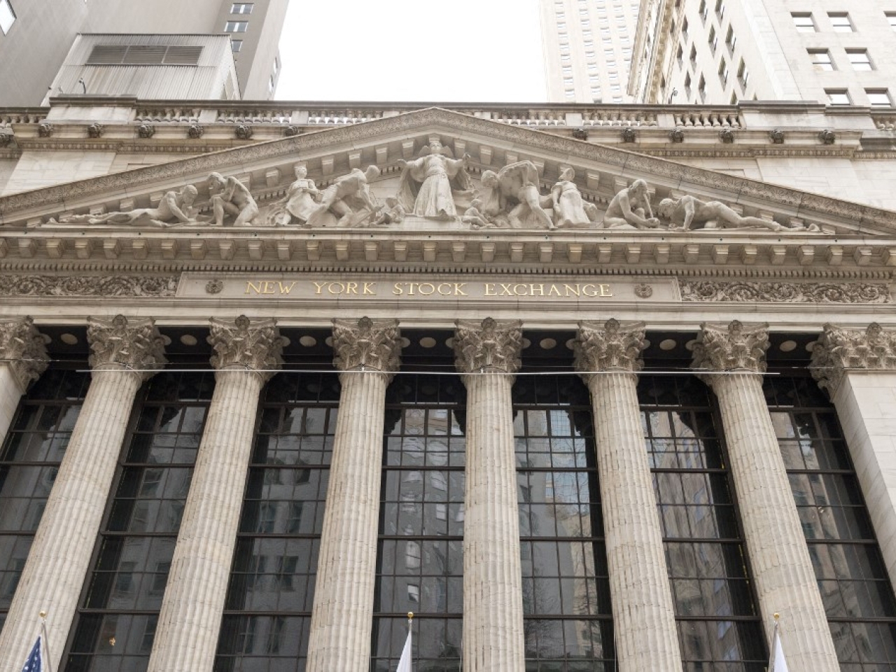 US stocks mixed on slower hiring, economic uncertainty