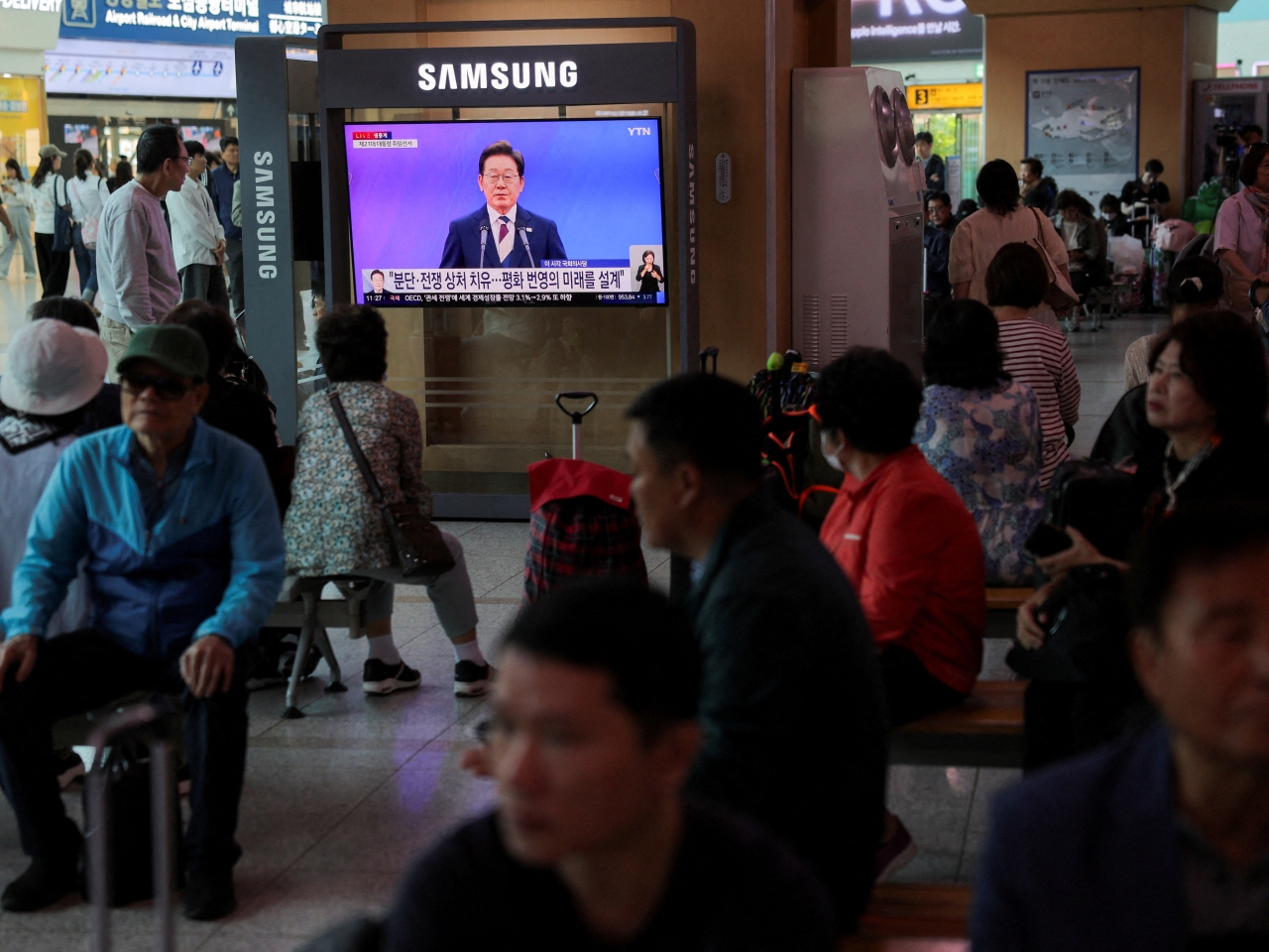 S Korean cabinet meets amid Lee race on economy