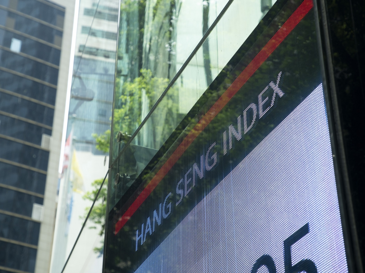 Hong Kong stocks open flat following Xi-Trump talks